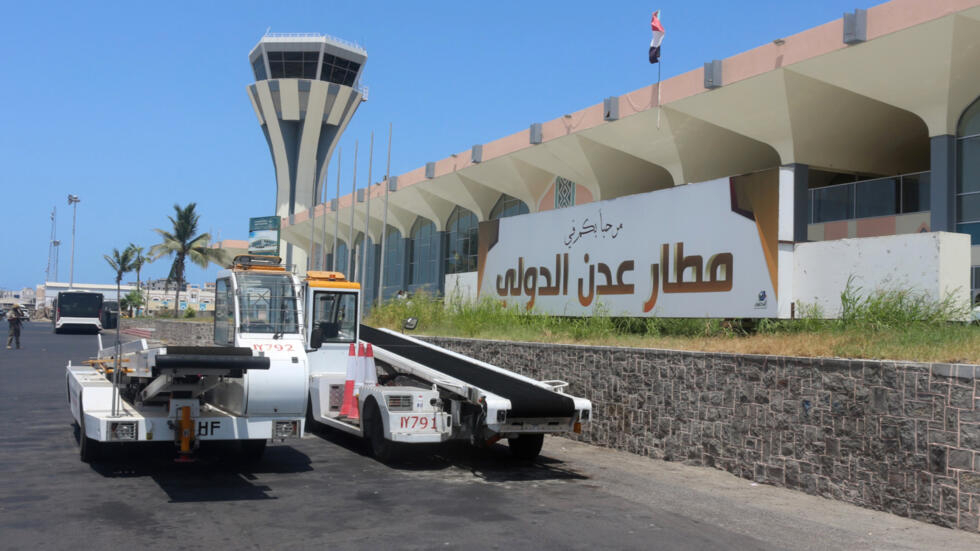 وصول 190 يمنيا عالقًا في السودان على متن طيران اليمنية إلى مطار عدن الدولي