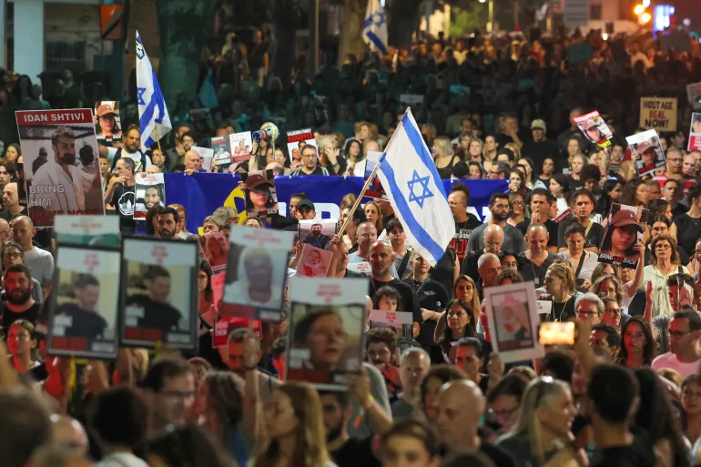 احتجاجات واسعة في تل أبيب تطالب نتنياهو بإطلاق سراح الأسرى والمحتجزين
