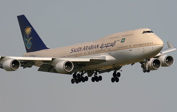 طائرة سعودية تضطر لتغيير مسارها بسبب مسافرة يمنية