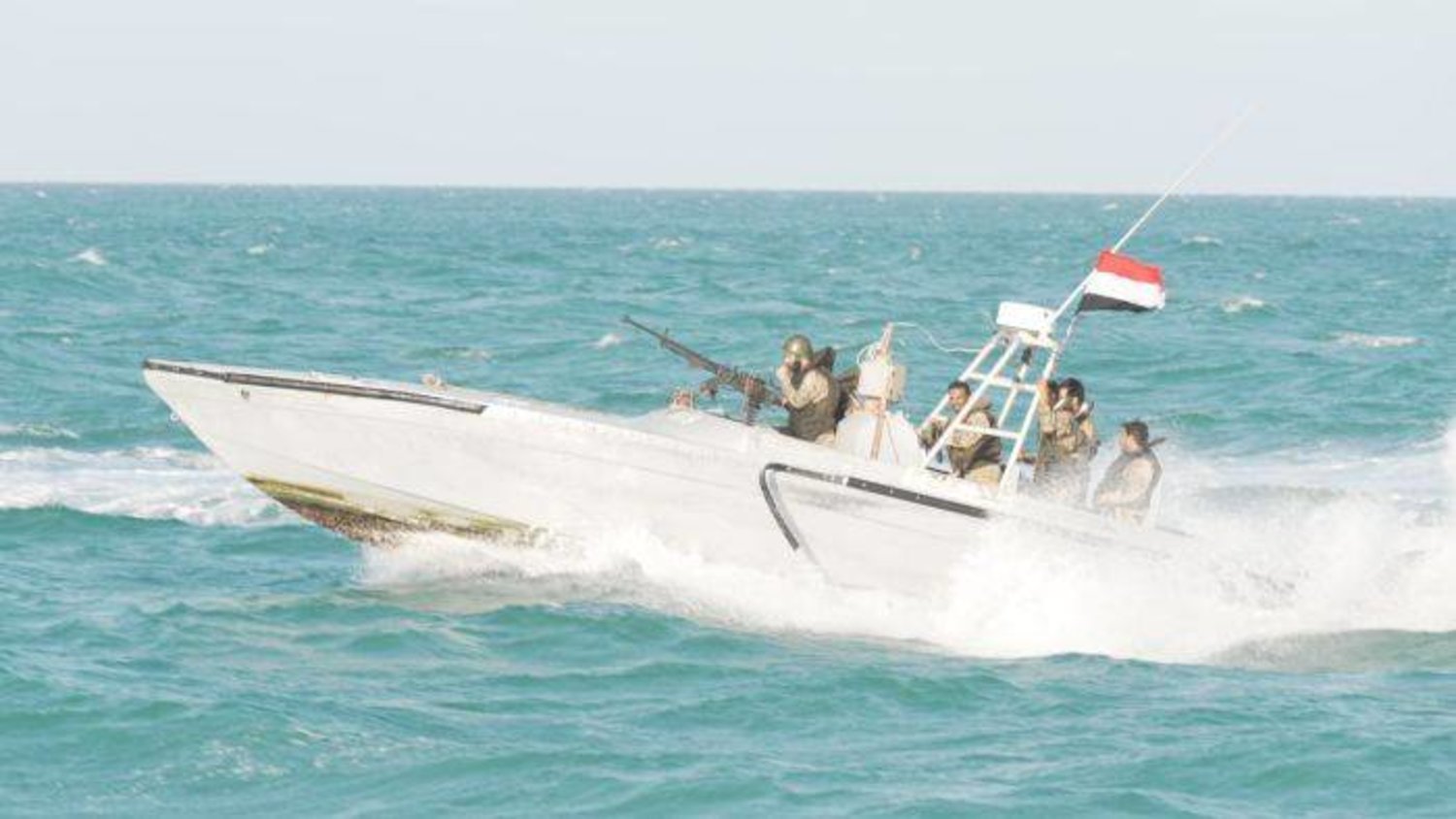 خفر سواحل قطاع البحر الأحمر ينقذ صيادين قبالة سواحل الخوخة