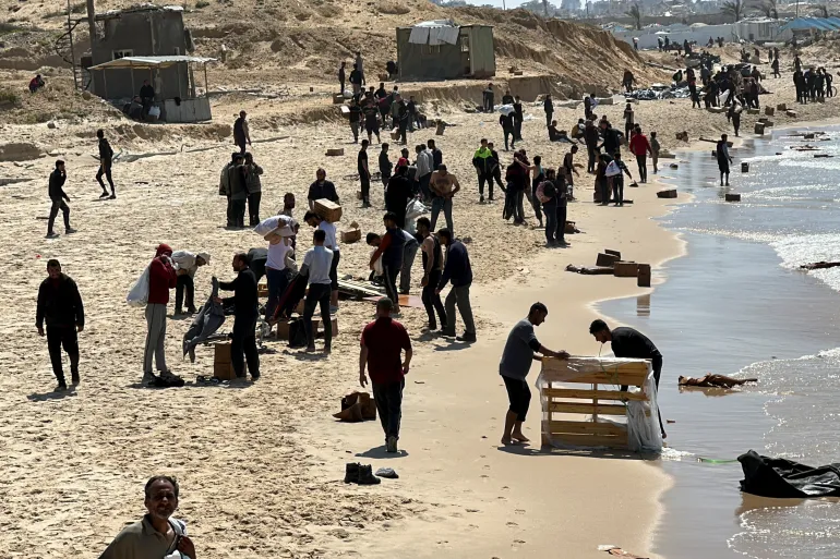 18 شهيدا أثناء جمع مساعدات أُنزلت جوا شمال غزة