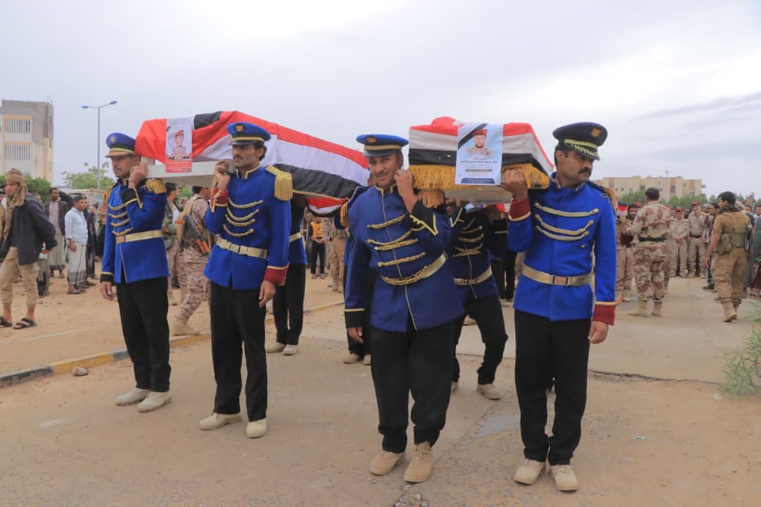 مأرب تشيّع عدد من شهداء الجيش أثناء تأمين الخطوط الدولية