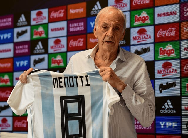 وفاة مدرب الأرجنتين السابق عن عمر ناهز 85 عاماً 