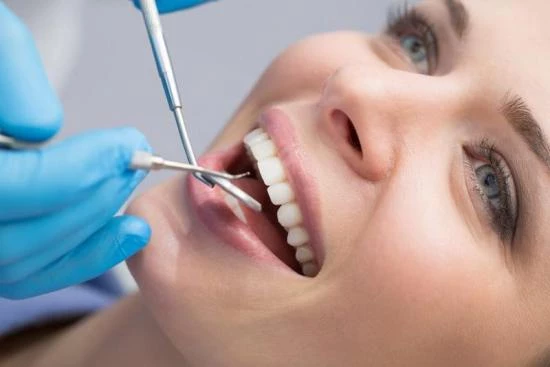العناية الجيدة بأسنانك تفيد عقلك وتقلل من خطر الإصابة بالخرف