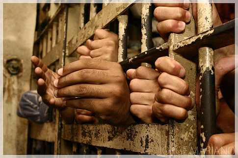 مكتب حقوق الإنسان في الحديدة: 2500 مواطن مدنيين من أبناء تهامة في 60 سجنًا لمليشيا الحوثي