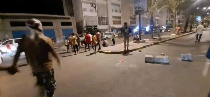 عدن.. الاحتجاجات الشعبية تتوسع لتشمل مدينة المعلا تنديداً بأزمة الكهرباء الخانقة 