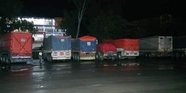 الحوثيون يحتجزون عشرات الشاحنات شرقي تعز لإجبارها على دفع جبايات