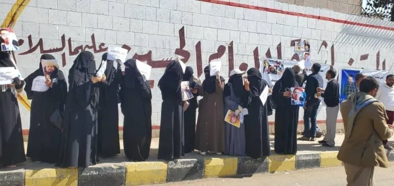 الحوثي يواصل إخفاء معلمين في سجونه السرية بسبب المطالبة برواتبهم المنقطعة
