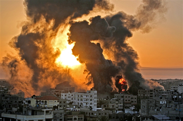 غارات عنيفة على مناطق قطاع غزة والاحتلال يستهدف أكبر مصنع للأدوية