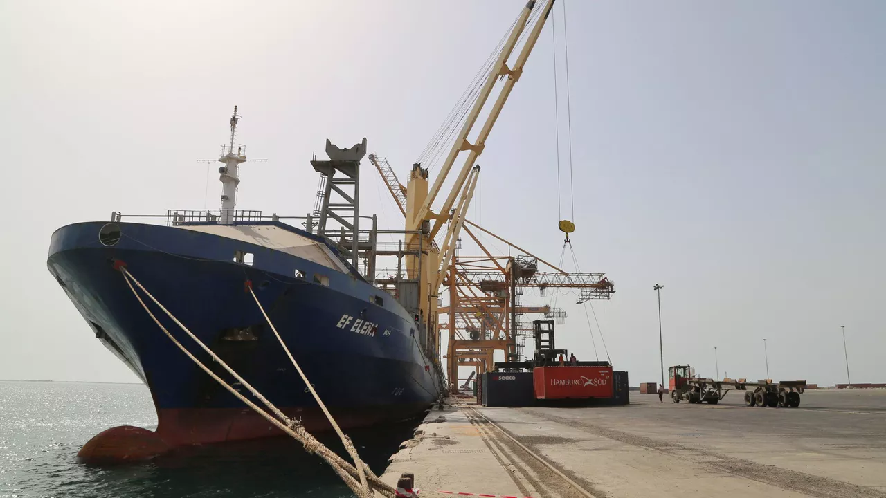 الحوثيون يمنعون سائقي الشاحنات من العمل في ميناء الحديدة